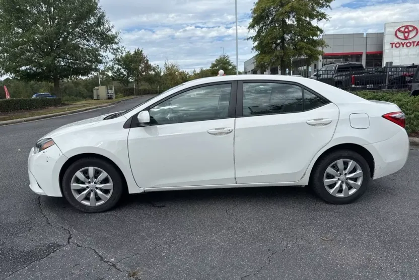 2014 Toyota Corolla LE photo 1
