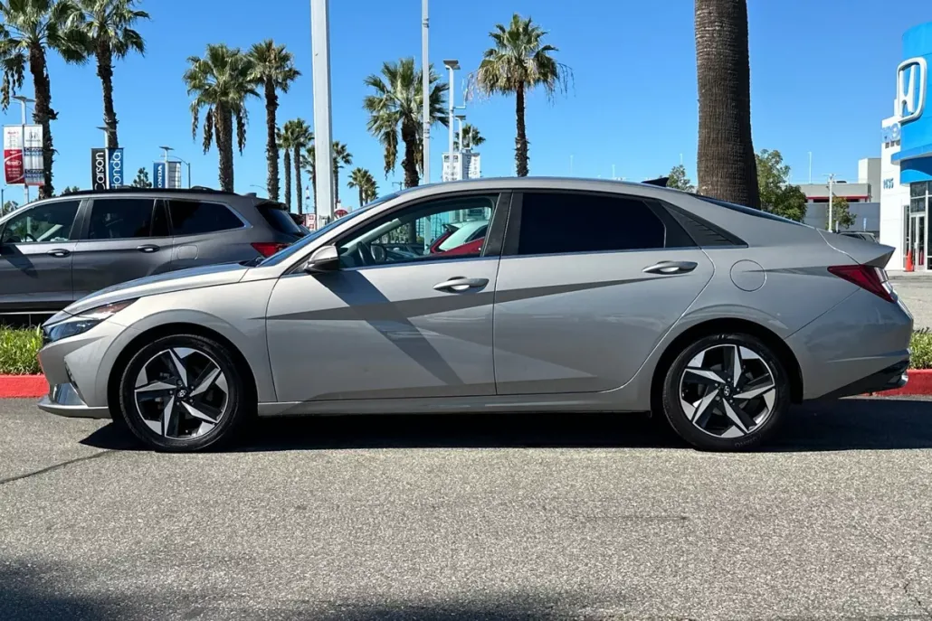 2022 Hyundai Elantra Limited photo 1