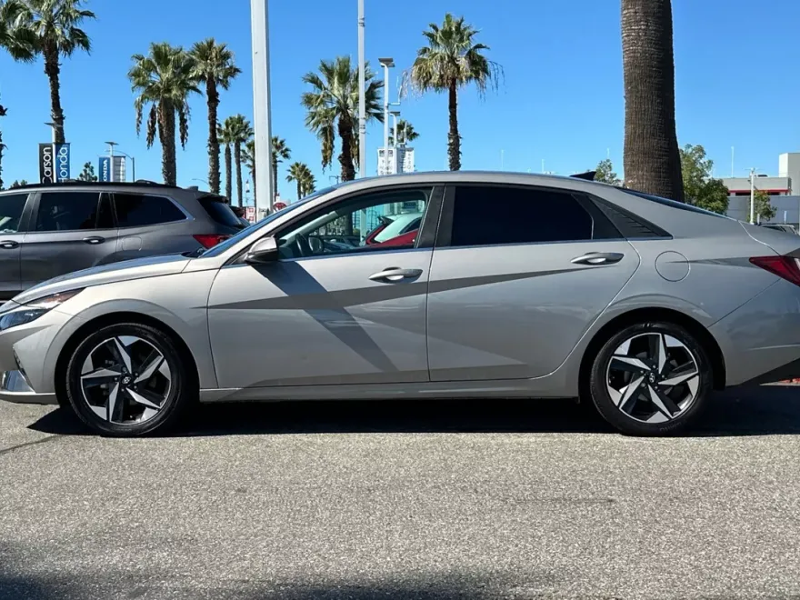 2022 Hyundai Elantra Limited photo 1