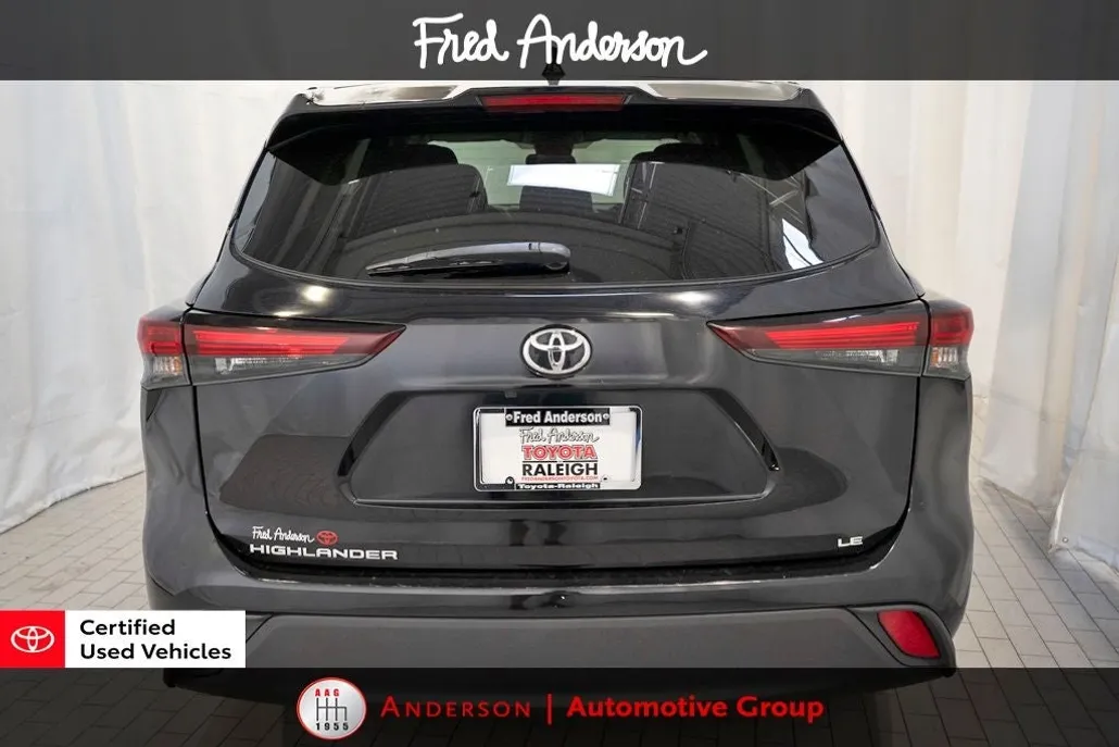 2024 Toyota Highlander LE photo 1