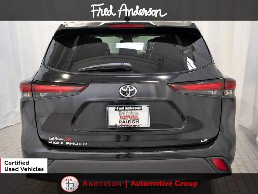 2024 Toyota Highlander LE photo 1