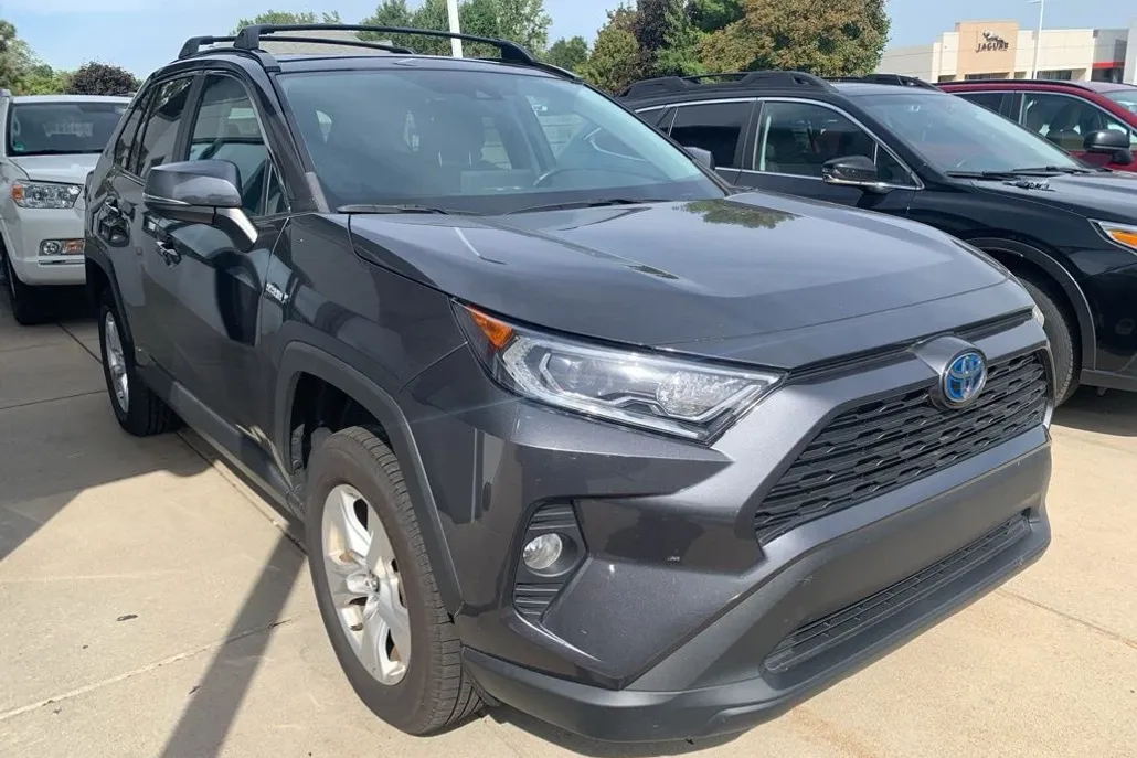 2020 Toyota RAV4 Hybrid XLE photo 1