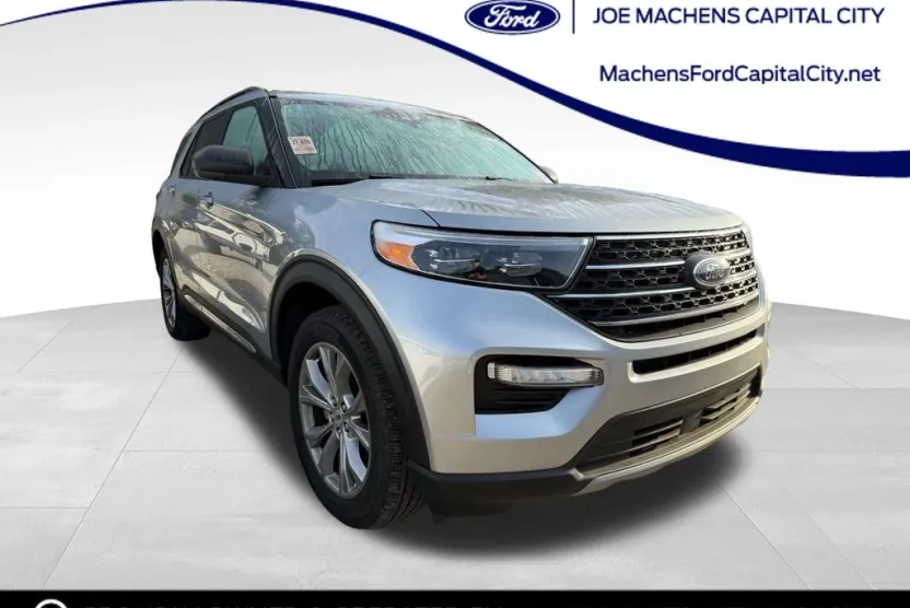 2023 Ford Explorer XLT photo 1
