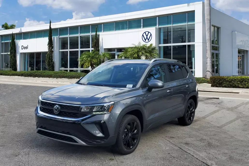 2024 Volkswagen Taos SE photo 1