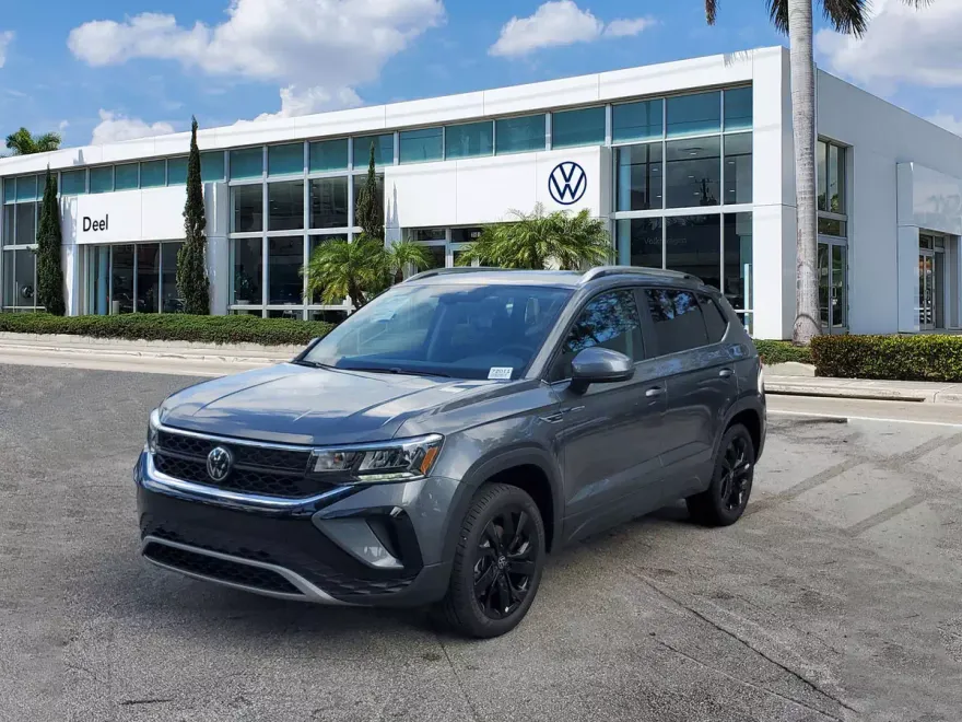 2024 Volkswagen Taos SE photo 1