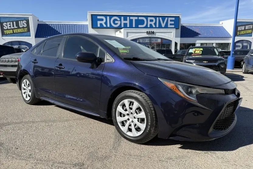 2021 Toyota Corolla LE photo 1