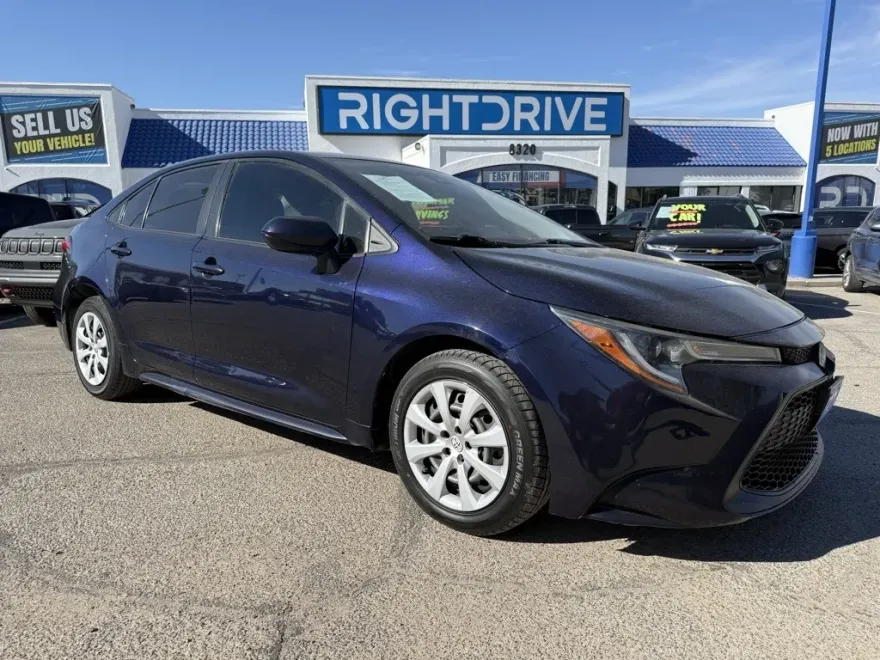 2021 Toyota Corolla LE photo 1