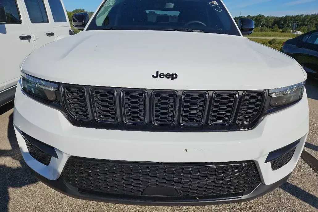 2023 Jeep Grand Cherokee Limited photo 1
