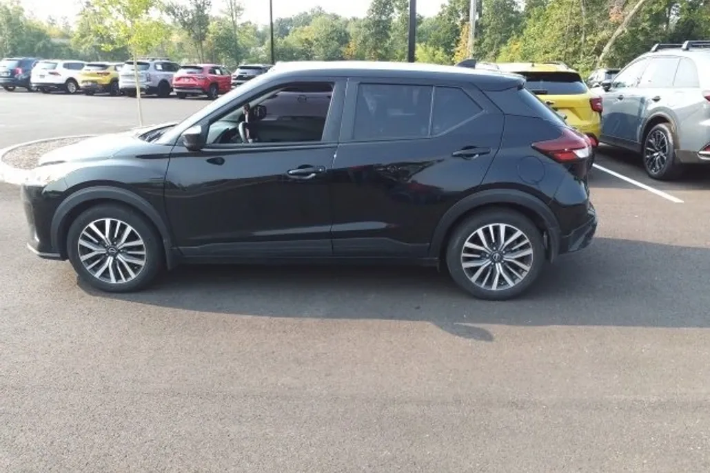 2023 Nissan Kicks SV photo 1