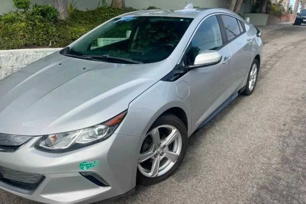 2017 Chevrolet Volt LT photo 1