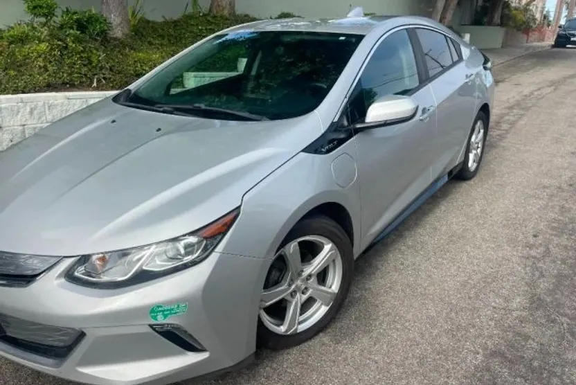 2017 Chevrolet Volt LT photo 1