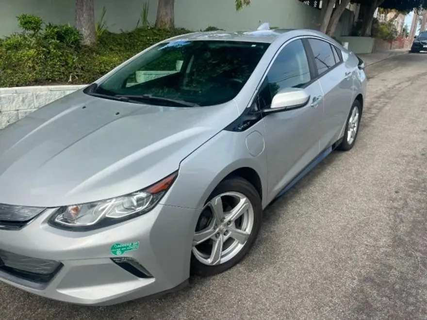 2017 Chevrolet Volt LT photo 1