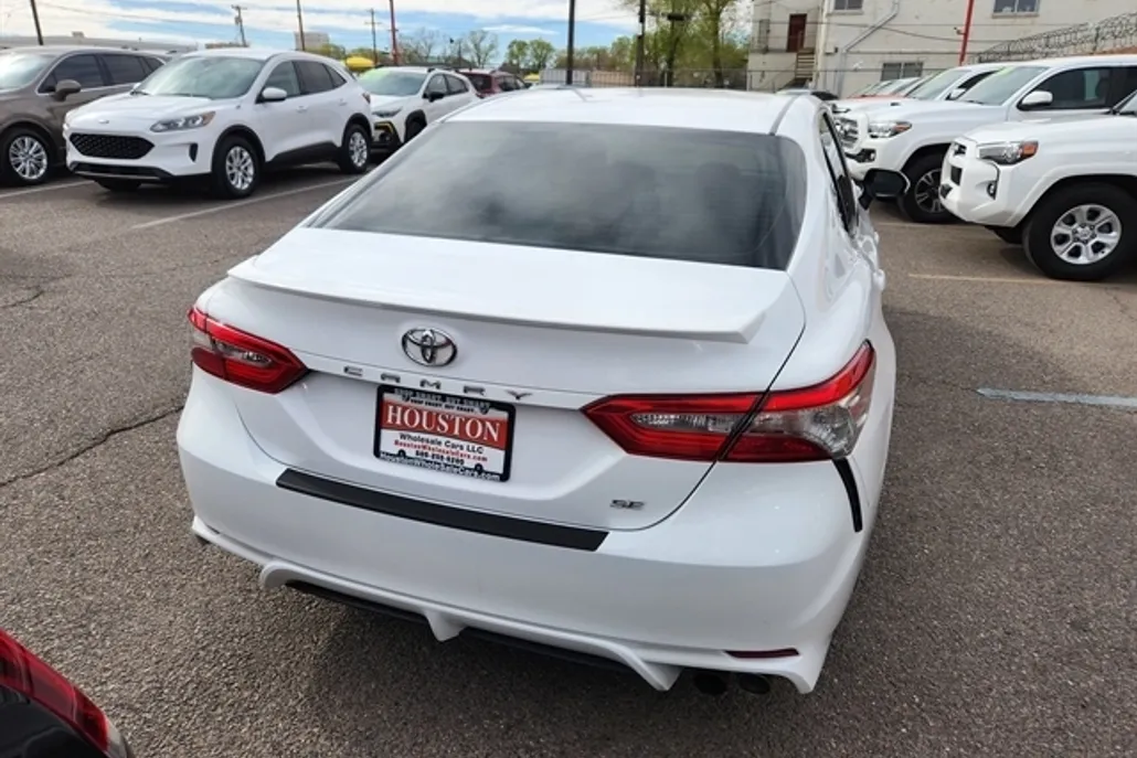 2018 Toyota Camry SE photo 1