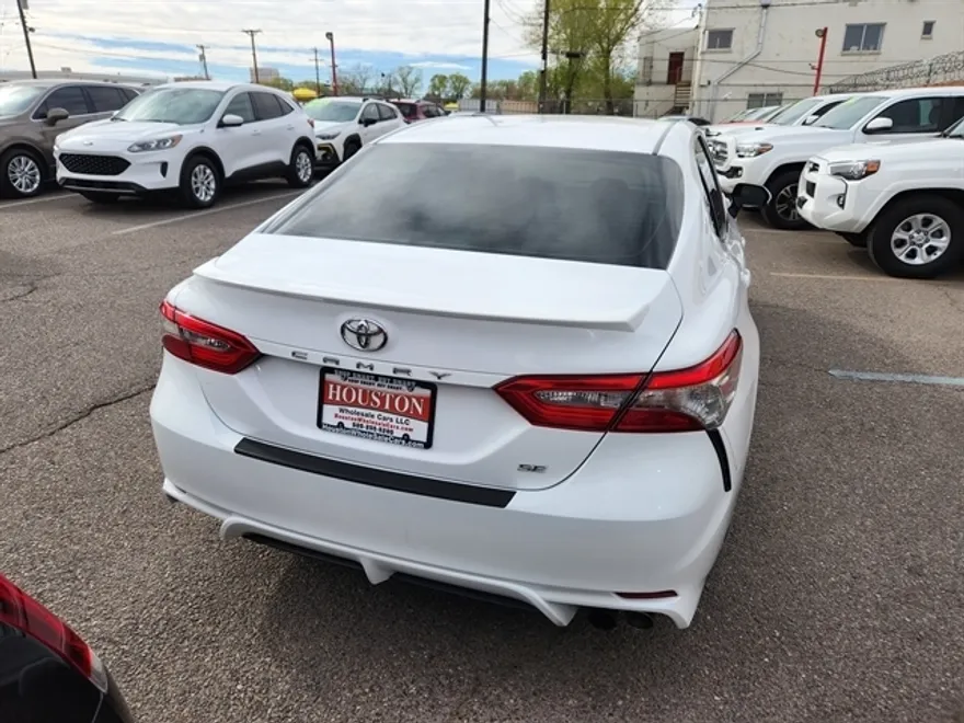 2018 Toyota Camry SE photo 1