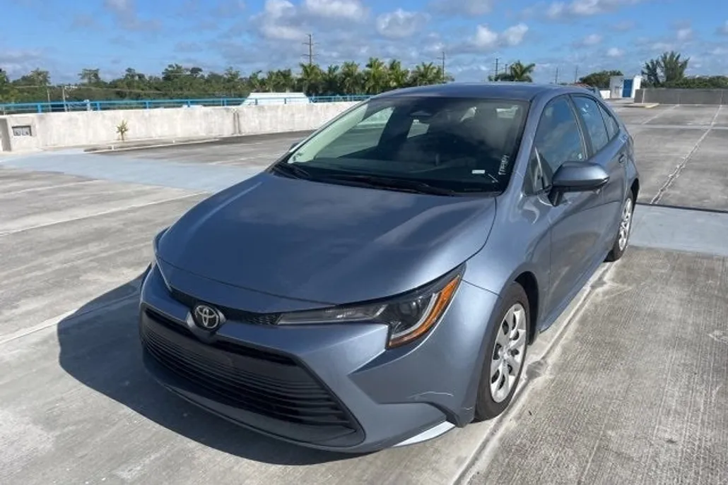 2023 Toyota Corolla LE photo 1