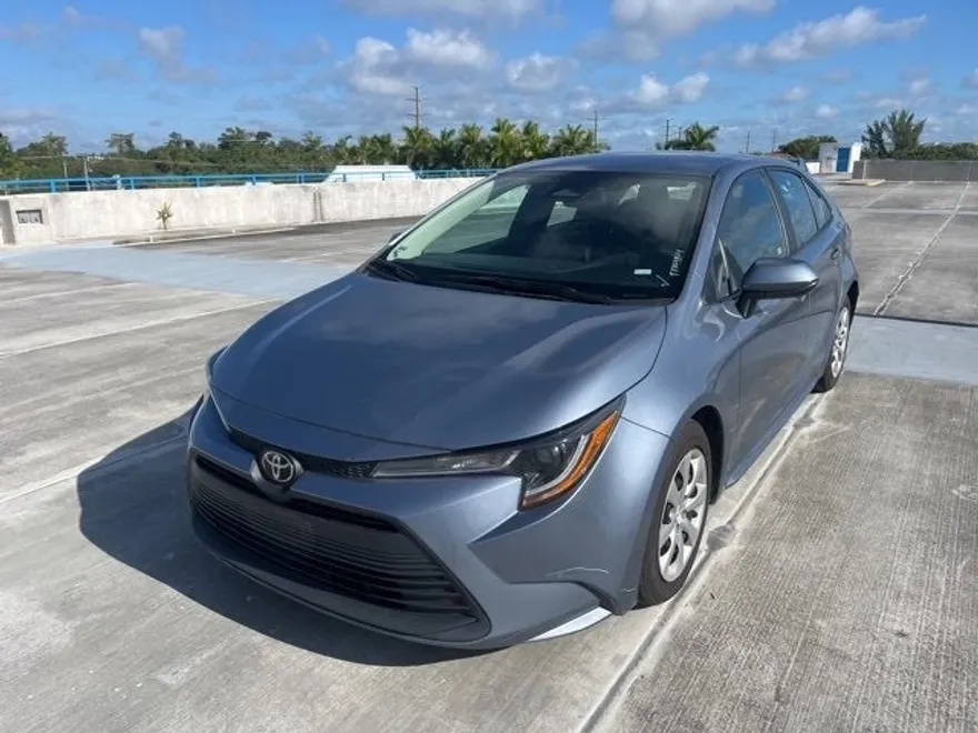2023 Toyota Corolla LE photo 1