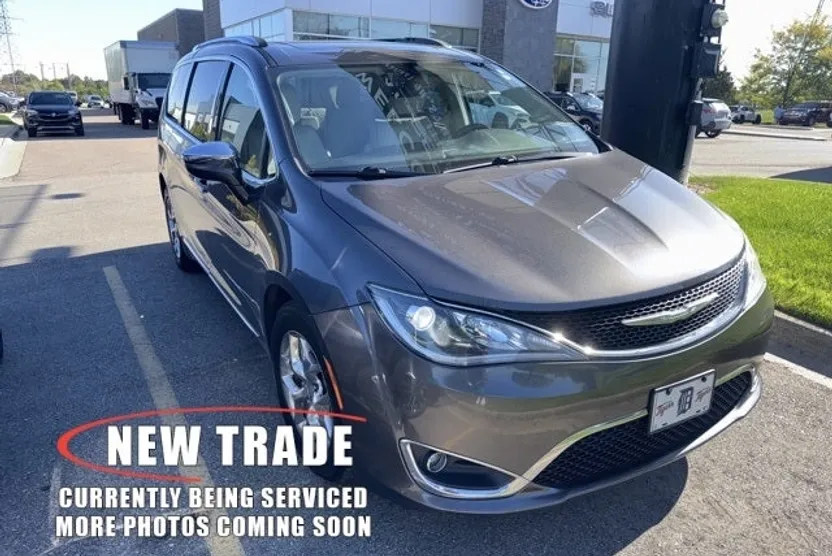 2018 Chrysler Pacifica Limited photo 1