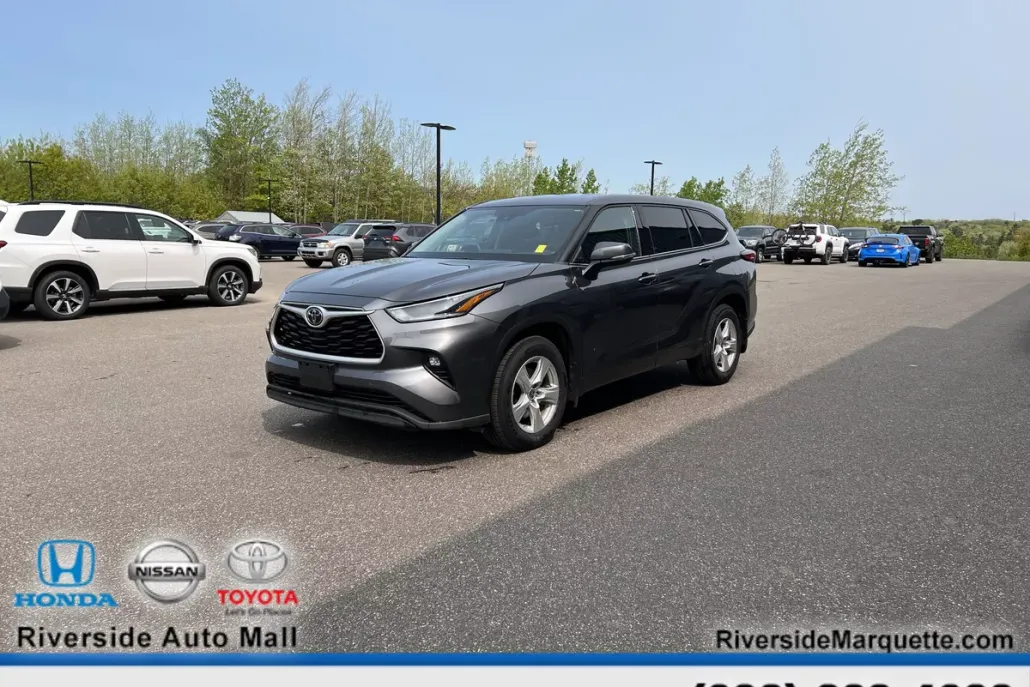 2021 Toyota Highlander LE photo 1