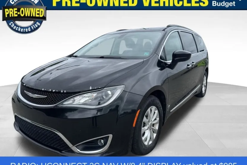 2017 Chrysler Pacifica Touring L photo 1