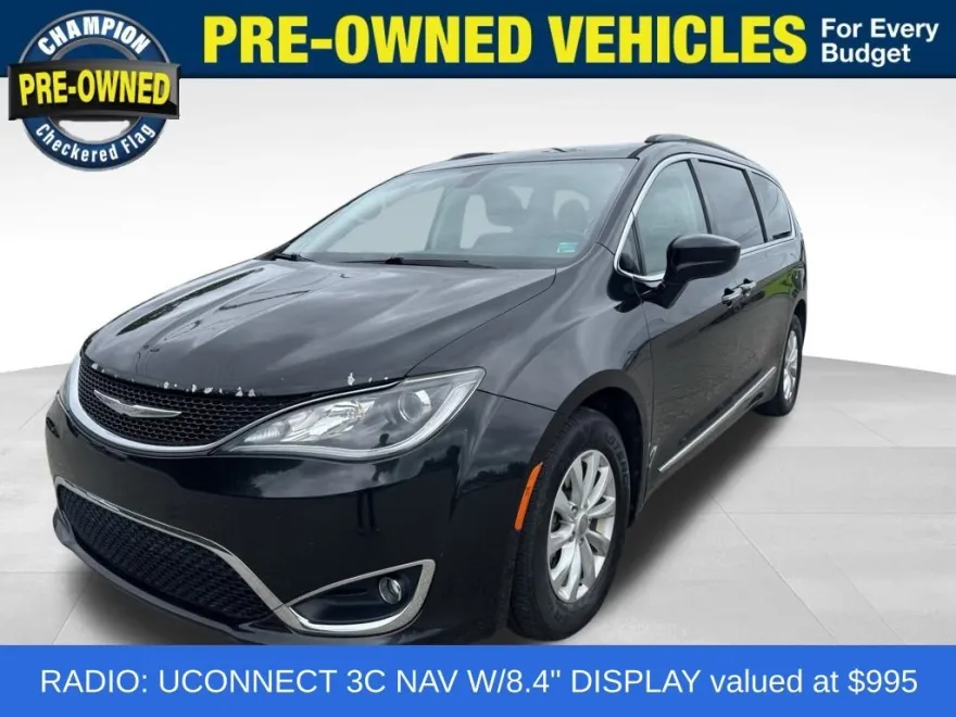 2017 Chrysler Pacifica Touring L photo 1