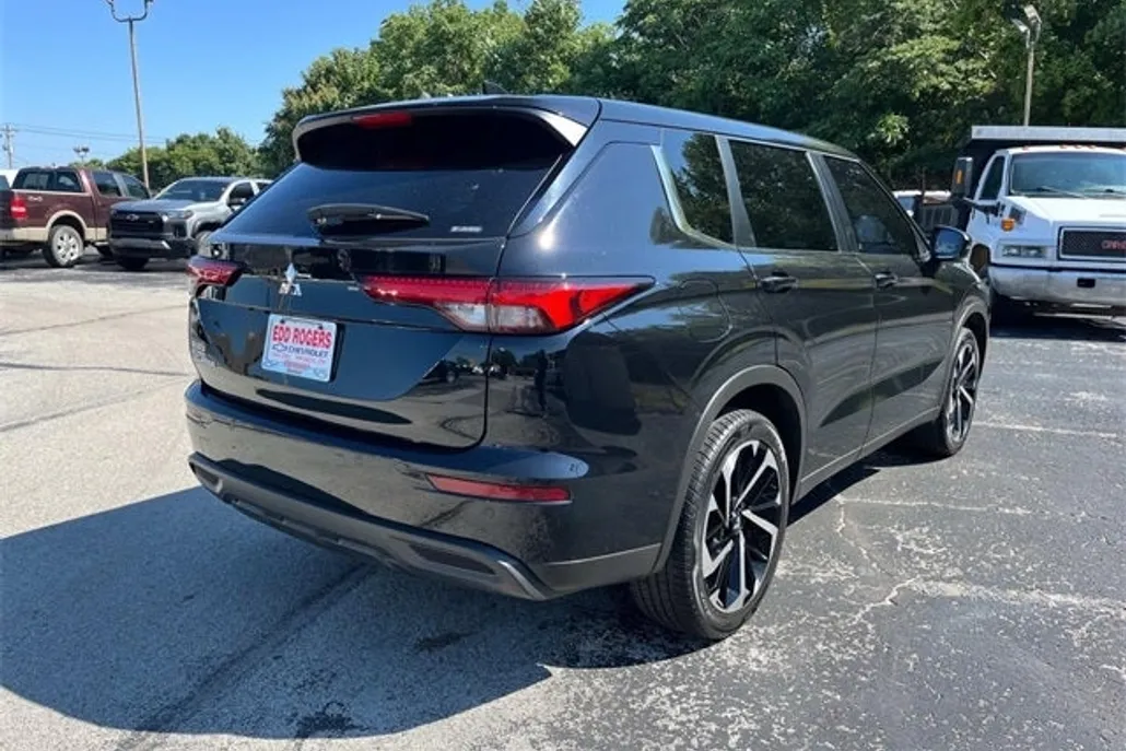 2022 Mitsubishi Outlander ES photo 1