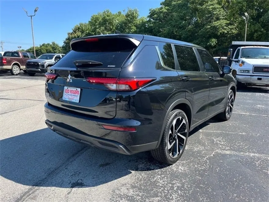 2022 Mitsubishi Outlander ES photo 1