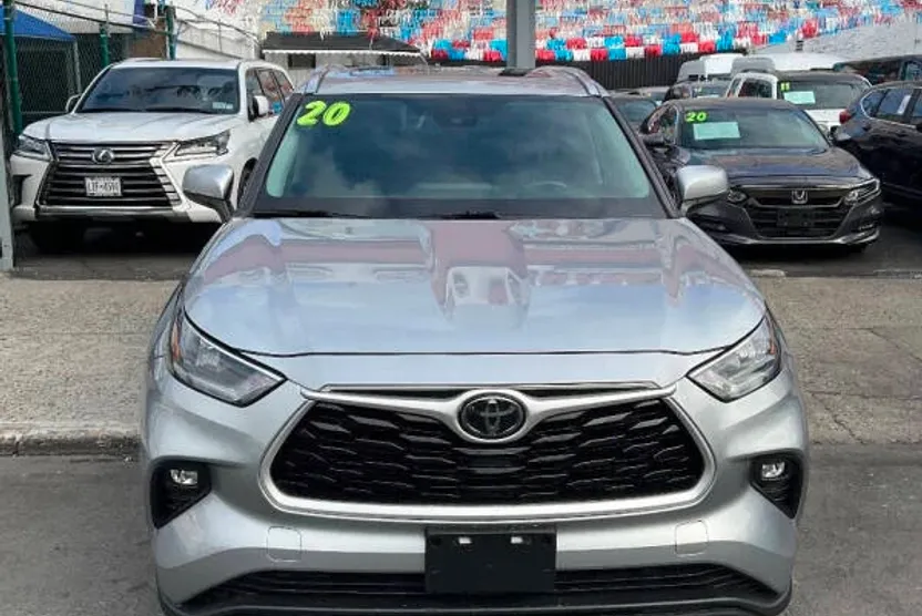2020 Toyota Highlander XLE photo 1