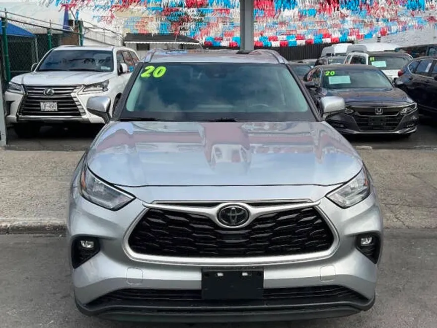2020 Toyota Highlander XLE photo 1