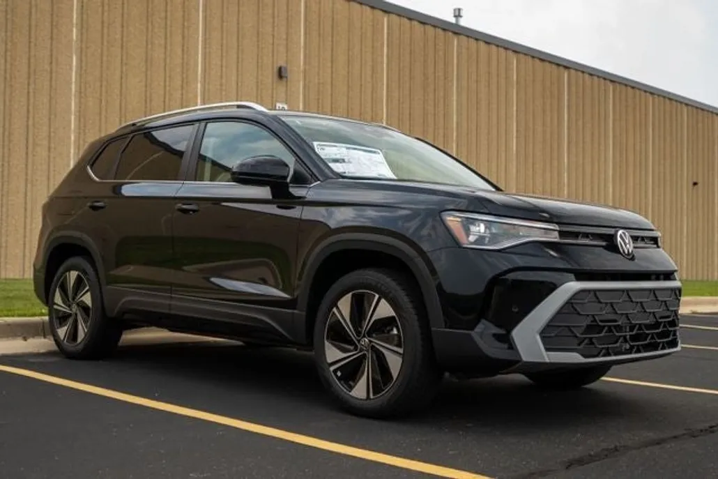 2025 Volkswagen Taos SE photo 1