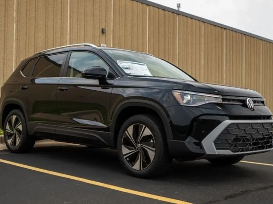2025 Volkswagen Taos SE photo 1