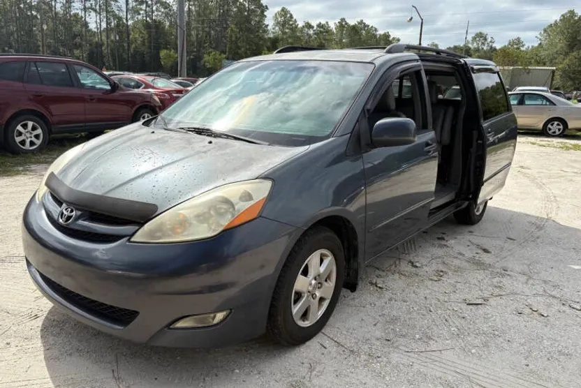 2009 Toyota Sienna Limited photo 1