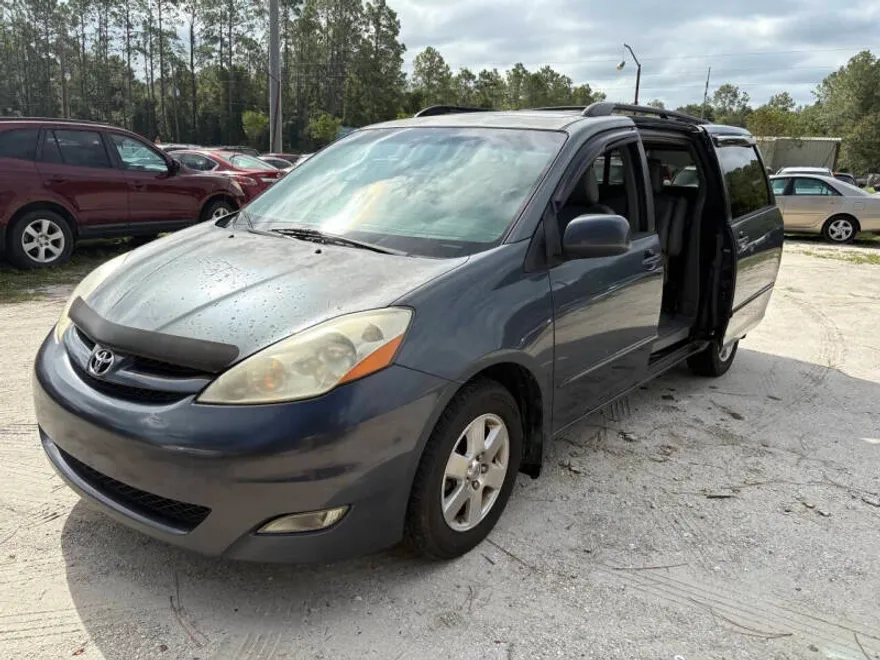 2009 Toyota Sienna Limited photo 1