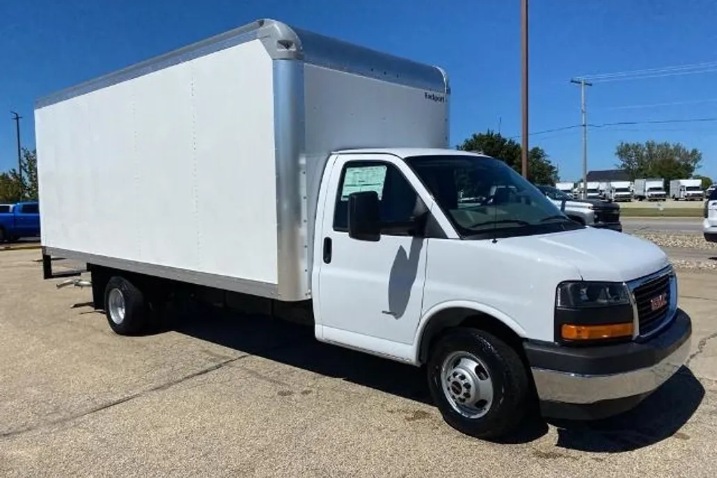 2024 Gmc Savana 3500 Cutaway photo 1