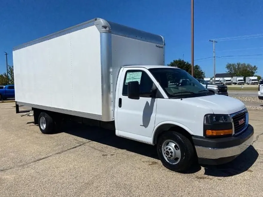 2024 Gmc Savana 3500 Cutaway photo 1