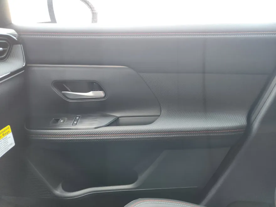 2025 Nissan Kicks SR photo 1