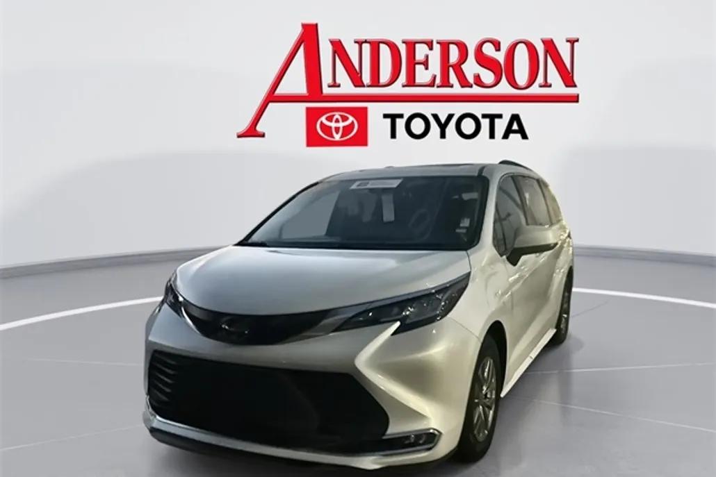 2023 Toyota Sienna XLE photo 1