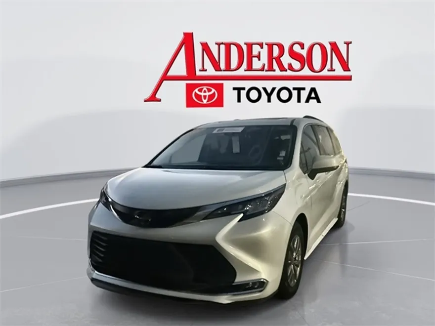 2023 Toyota Sienna XLE photo 1