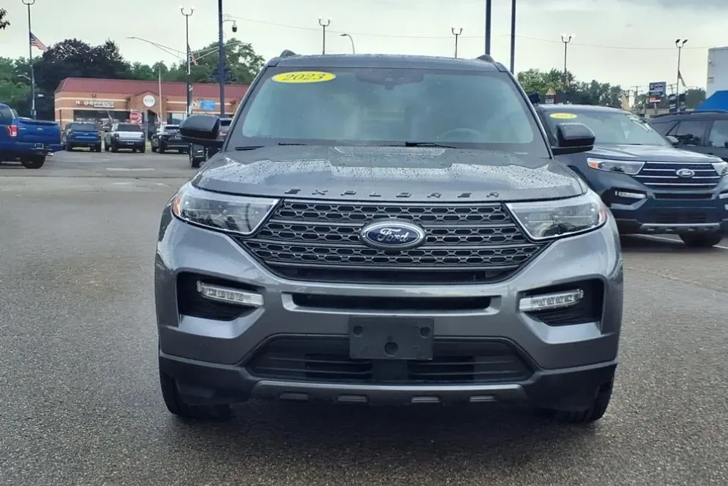 2023 Ford Explorer XLT photo 1