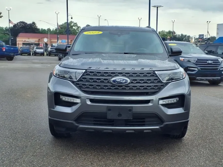 2023 Ford Explorer XLT photo 1