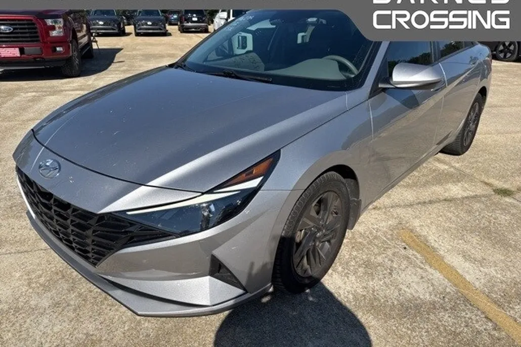 2022 Hyundai Elantra SEL photo 1
