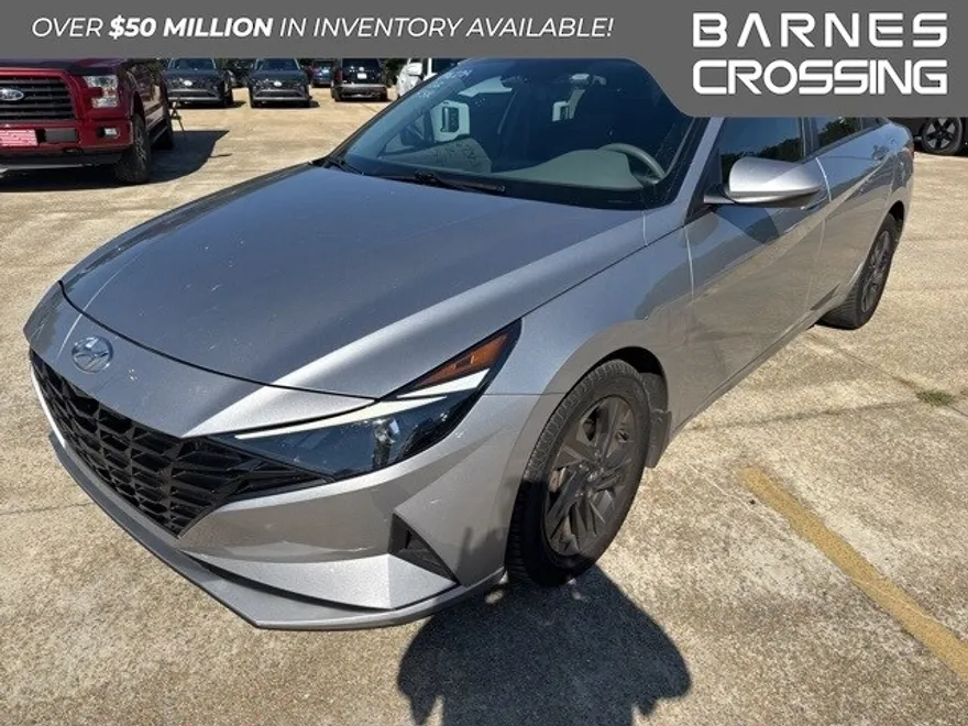 2022 Hyundai Elantra SEL photo 1