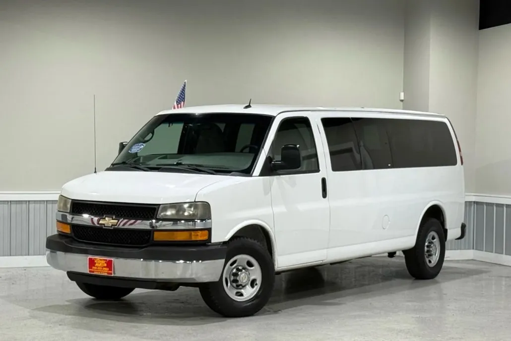 2014 Chevrolet Express 3500 Passenger LT Van photo 1