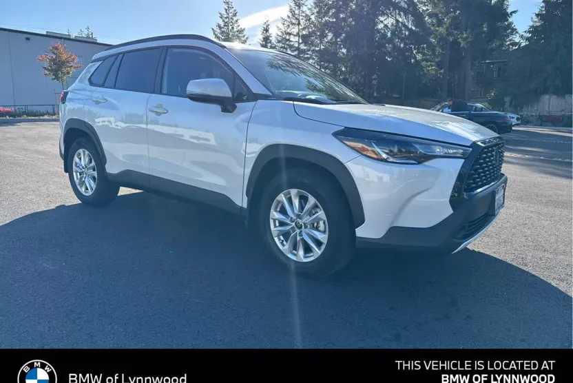 2022 Toyota Corolla Cross LE photo 1