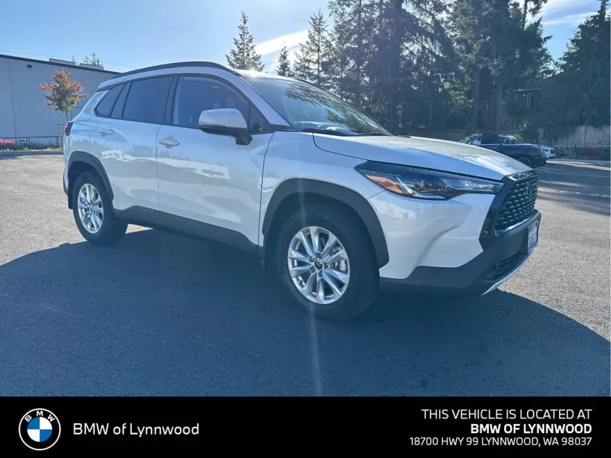2022 Toyota Corolla Cross LE photo 1