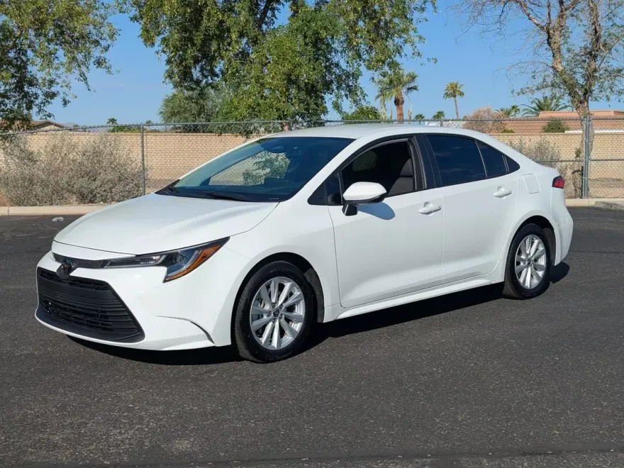 2024 Toyota Corolla LE photo 1