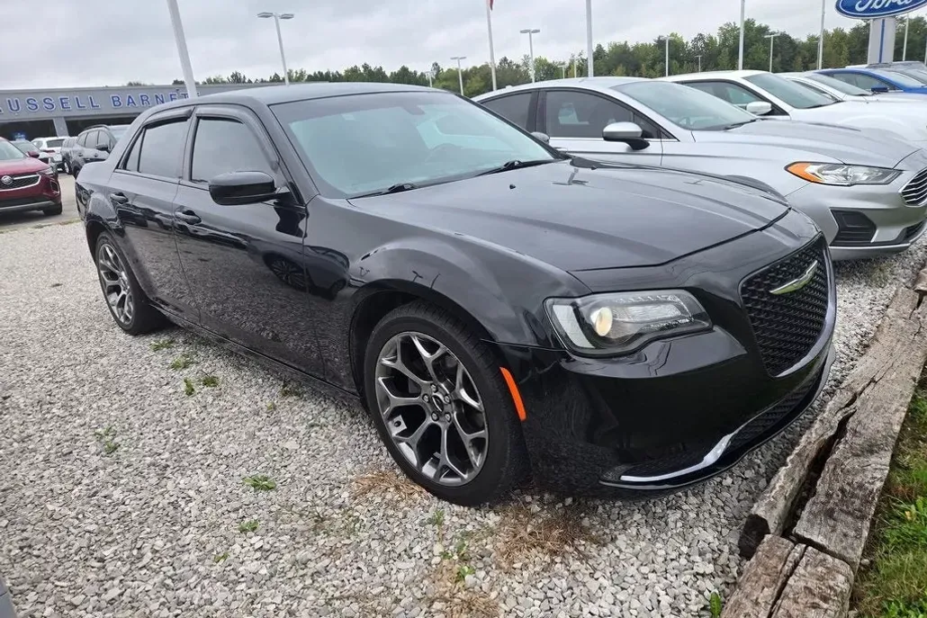 2018 Chrysler 300 Touring photo 1