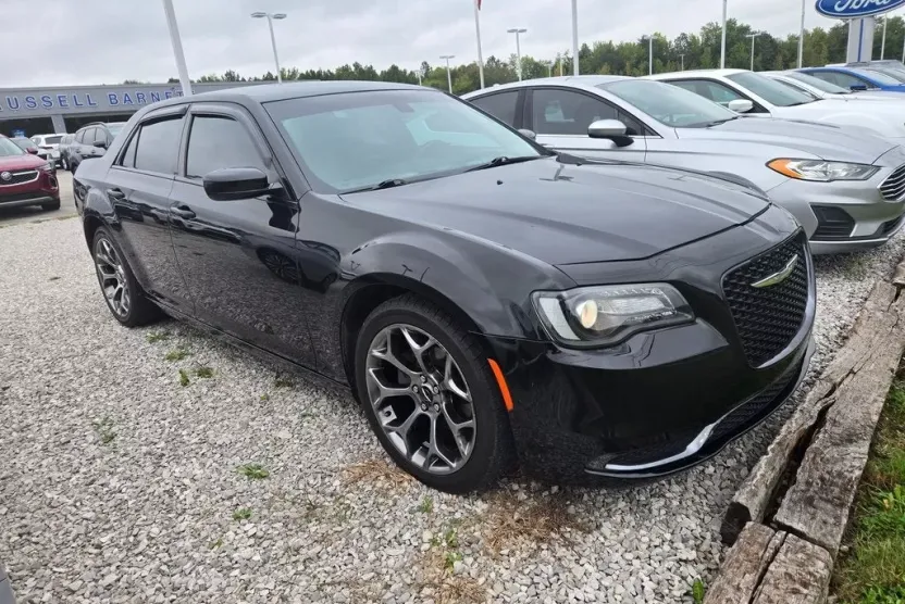 2018 Chrysler 300 Touring photo 1