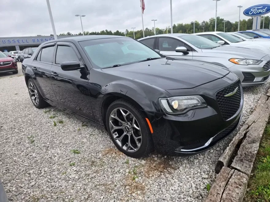 2018 Chrysler 300 Touring photo 1