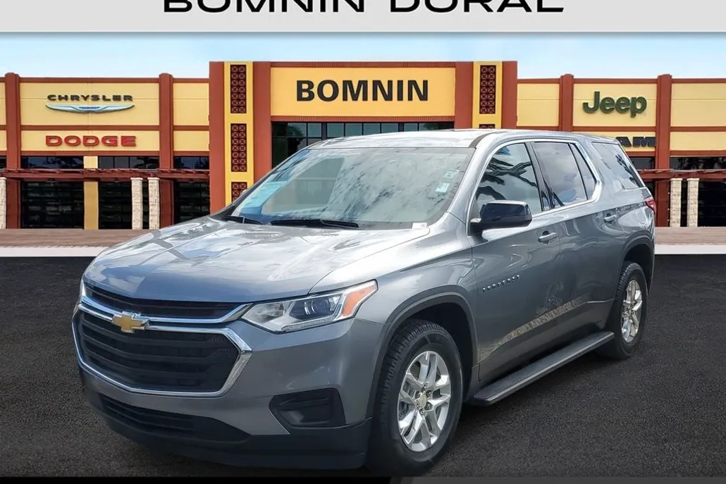 2021 Chevrolet Traverse LS photo 1
