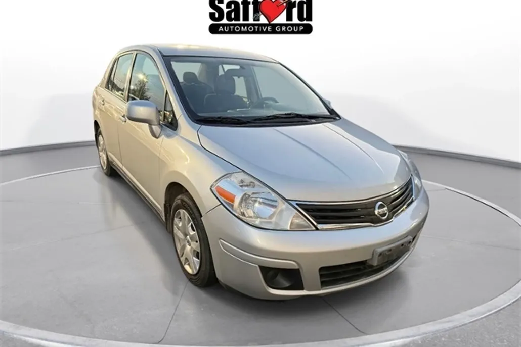 2010 Nissan Versa 1.8 S photo 1